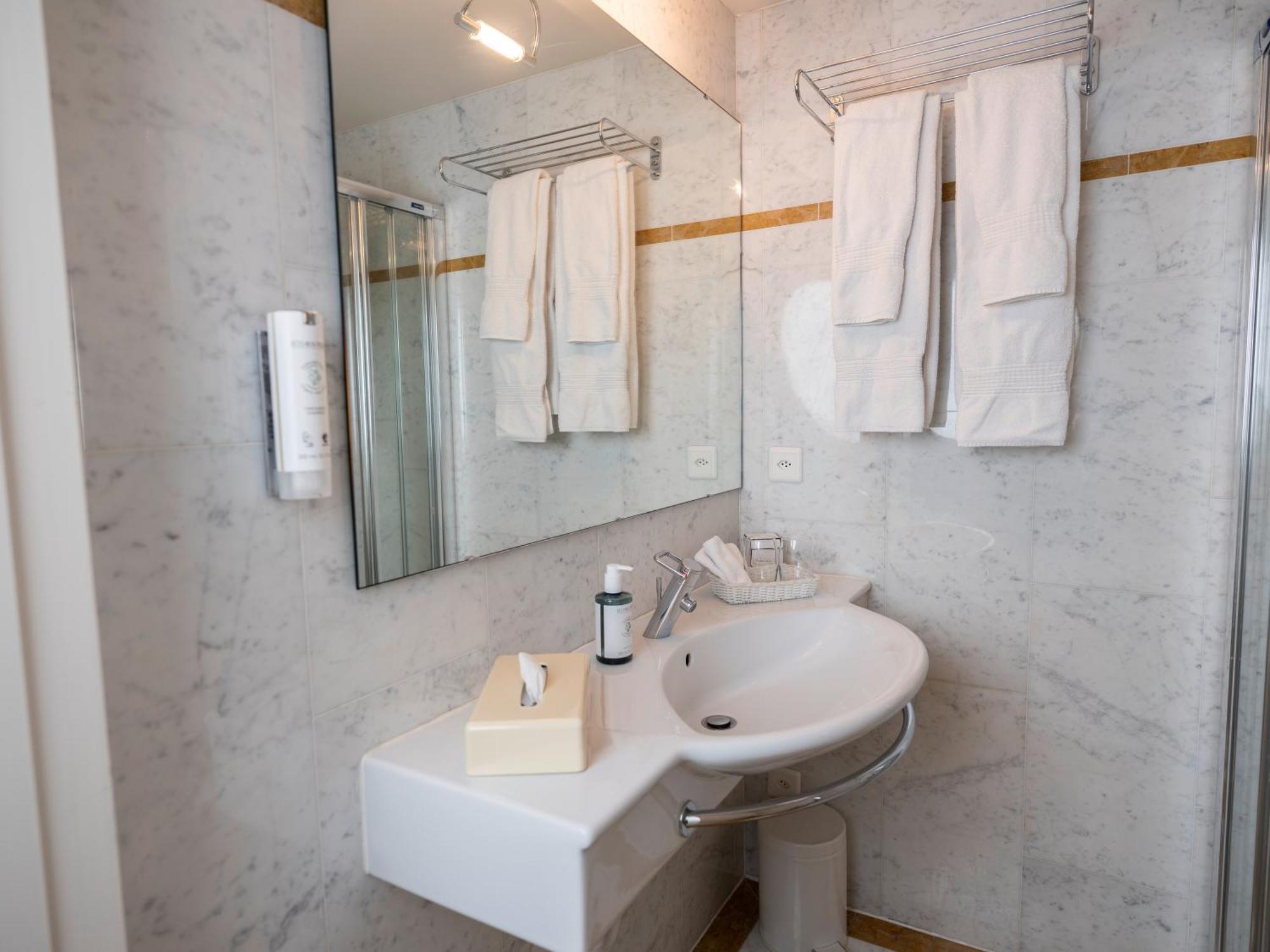 Romantik Hotel De L'Ours Sugiez Ngoại thất bức ảnh