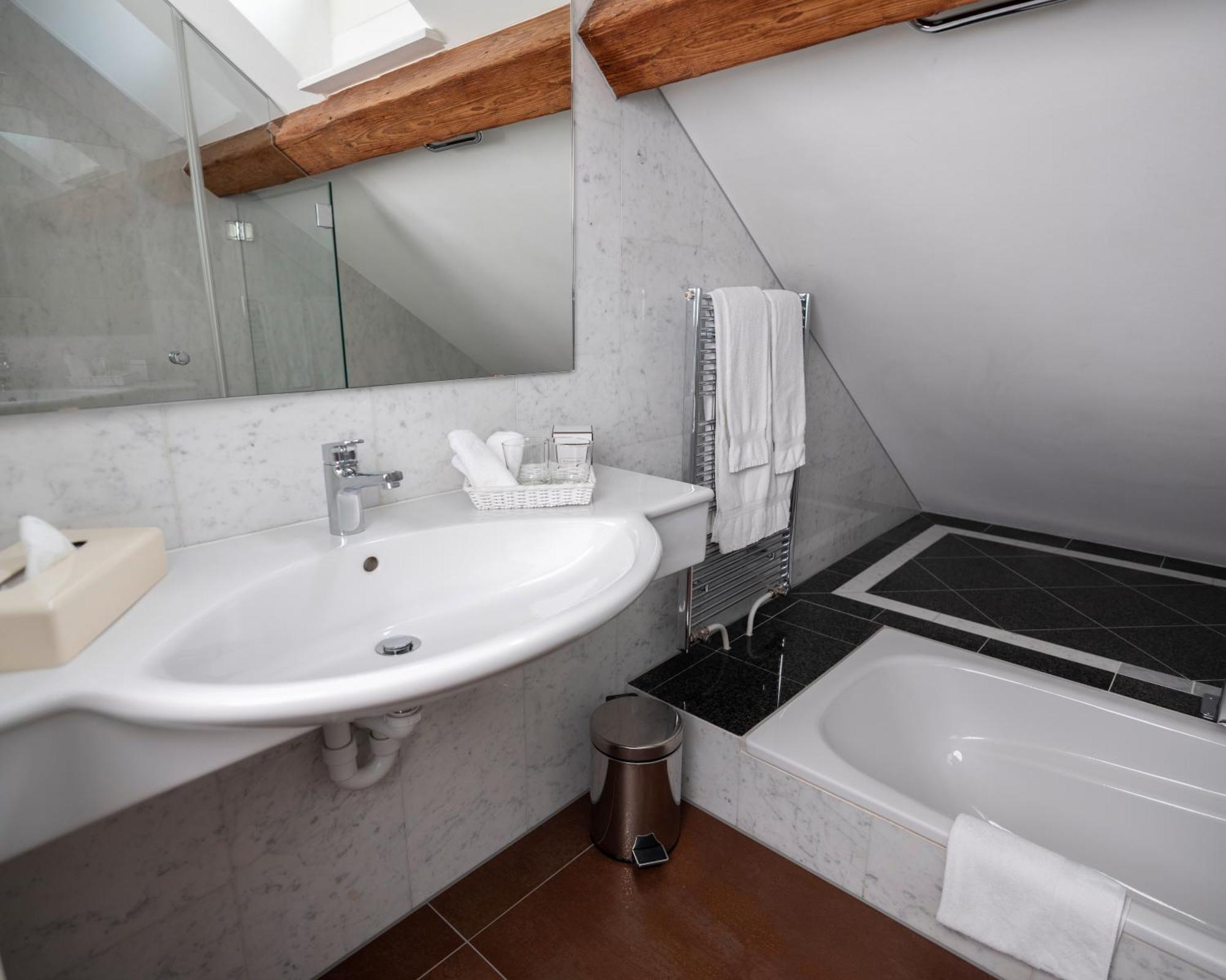 Romantik Hotel De L'Ours Sugiez Ngoại thất bức ảnh