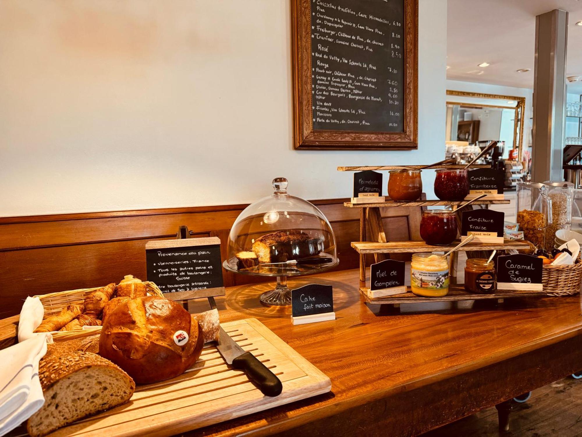Romantik Hotel De L'Ours Sugiez Ngoại thất bức ảnh