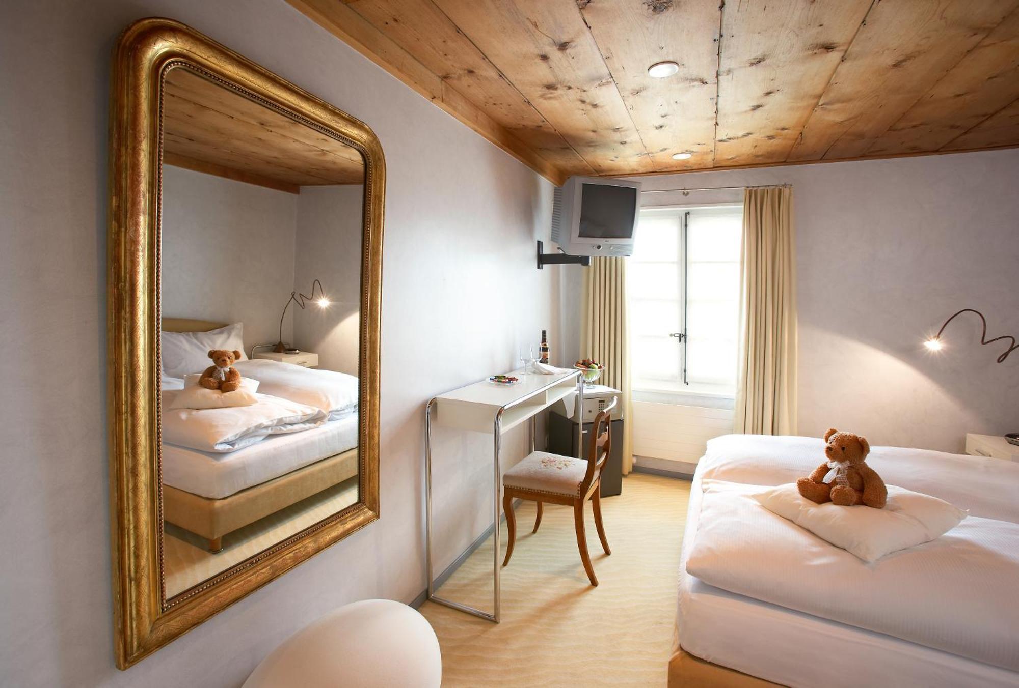 Romantik Hotel De L'Ours Sugiez Phòng bức ảnh