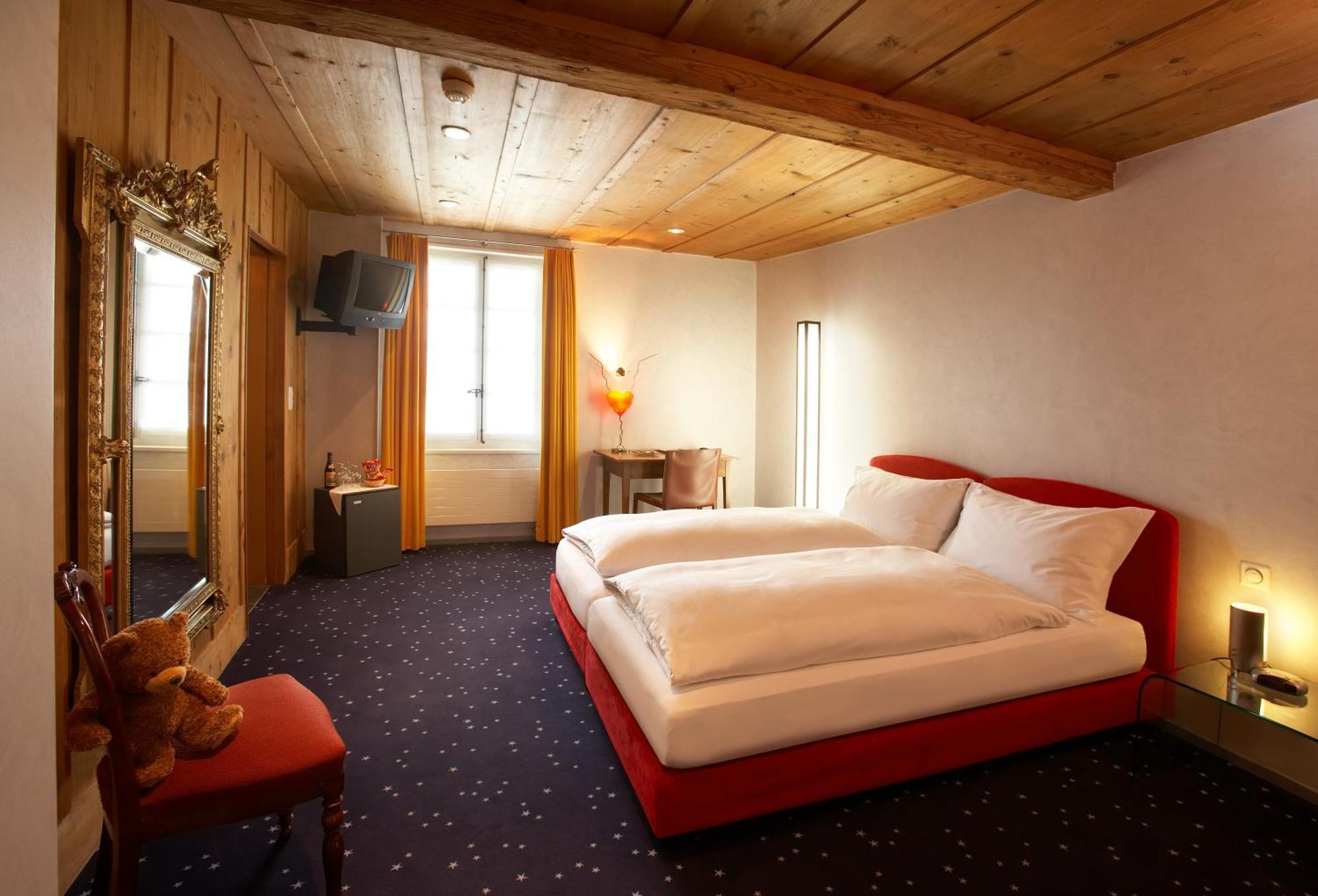 Romantik Hotel De L'Ours Sugiez Ngoại thất bức ảnh